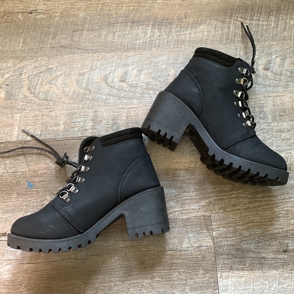 Size 7 black chunky boot. - Picture 5 of 5